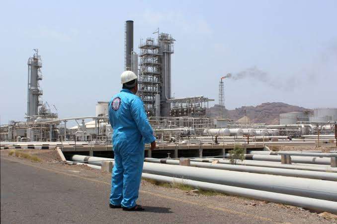 تحدث عن خط تصدير جديد بشبوة.. خبير نفطي يكشف عن كمية انتاج النفط في اليمن يوميا