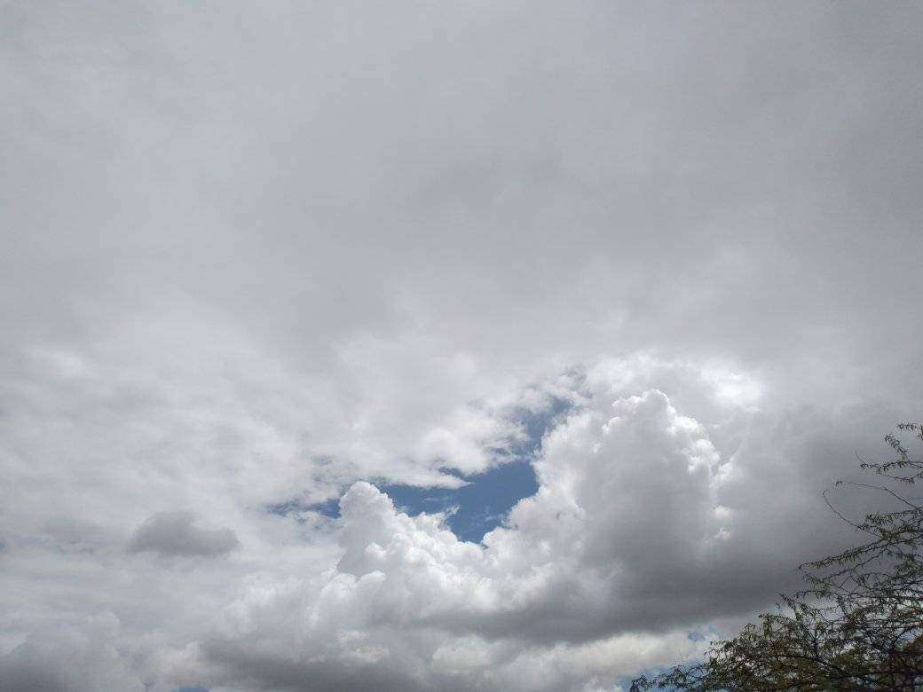 هطول أمطار متوسطة على مدينة المحفد بأبين (صور)