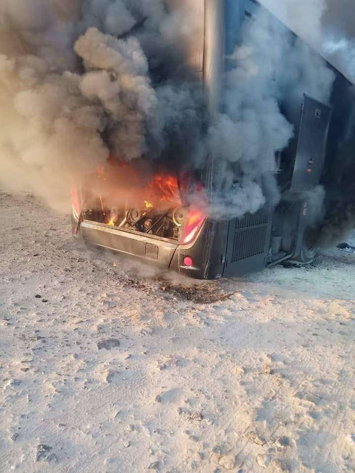 شاهد .. صور أولية لاحتراق باص نقل جماعي في طريقه الى عدن