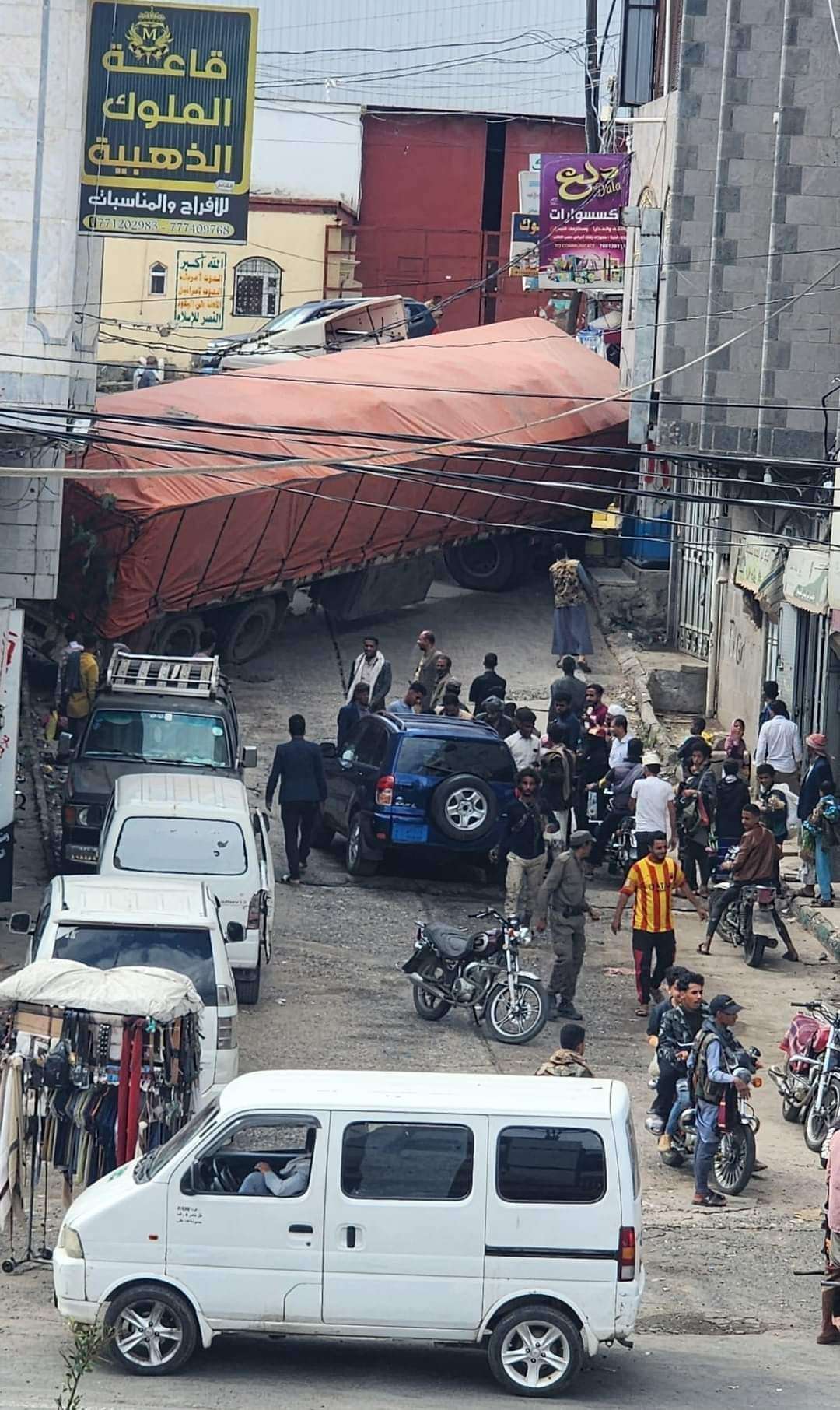 عاجل : إنقلاب قاطرة في إب