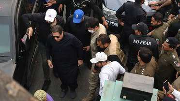 نجاة رئيس الحكومة الباكستانية المقال عمران خان من محاولة اغتيال