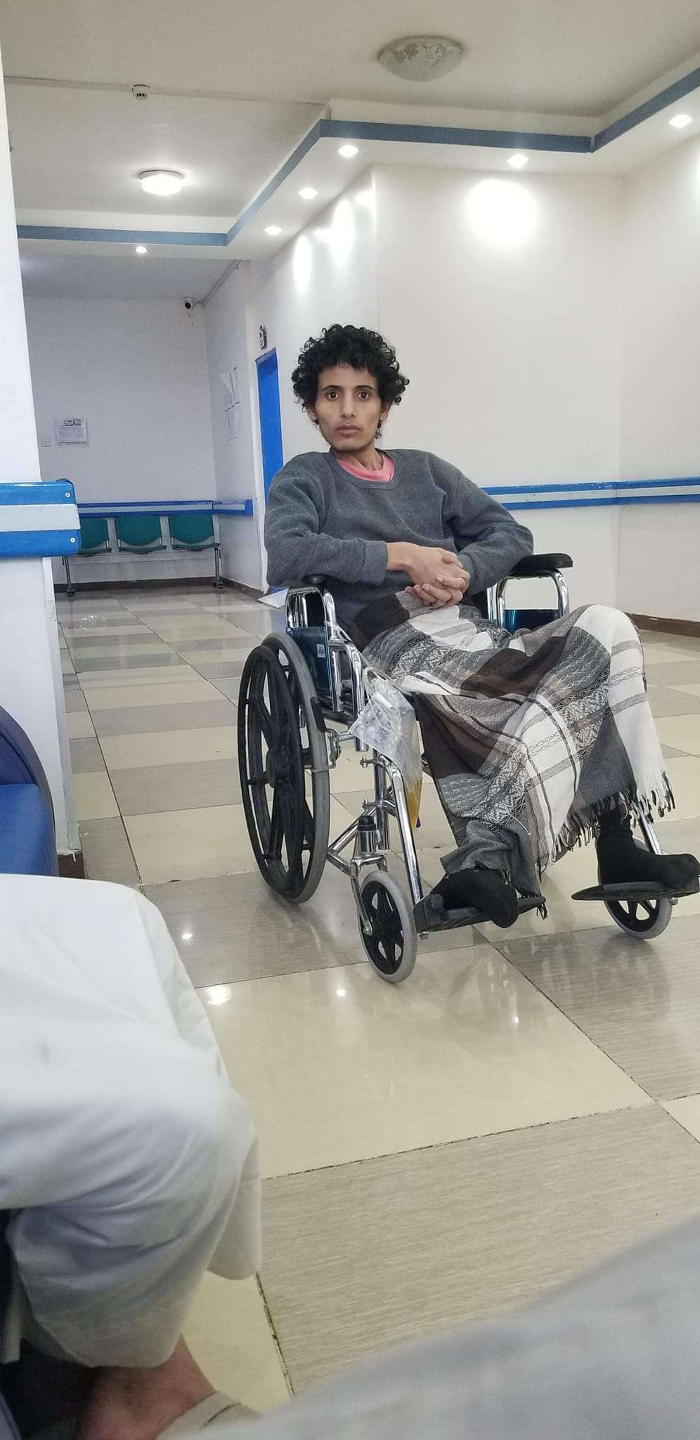 الافراج عن شاب ووالدته عقب اعتقاله داخل مستشفى بصنعاء منذ ٧ اشهر ماهي قصته؟