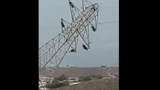 صحراء السعودية تتحول إلى بحر وسقوط أعمدة الكهرباء في ضبا (فيديو)