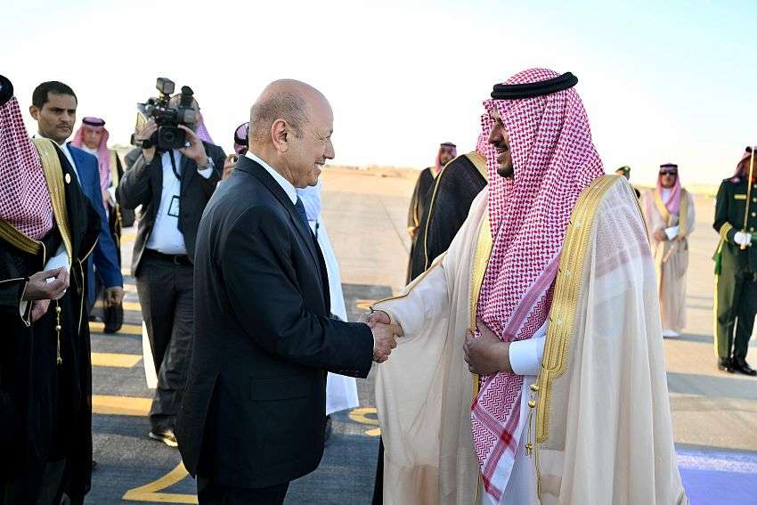 عاجل:الرئيس العليمي يصل الرياض ويدلي بتصريح هام