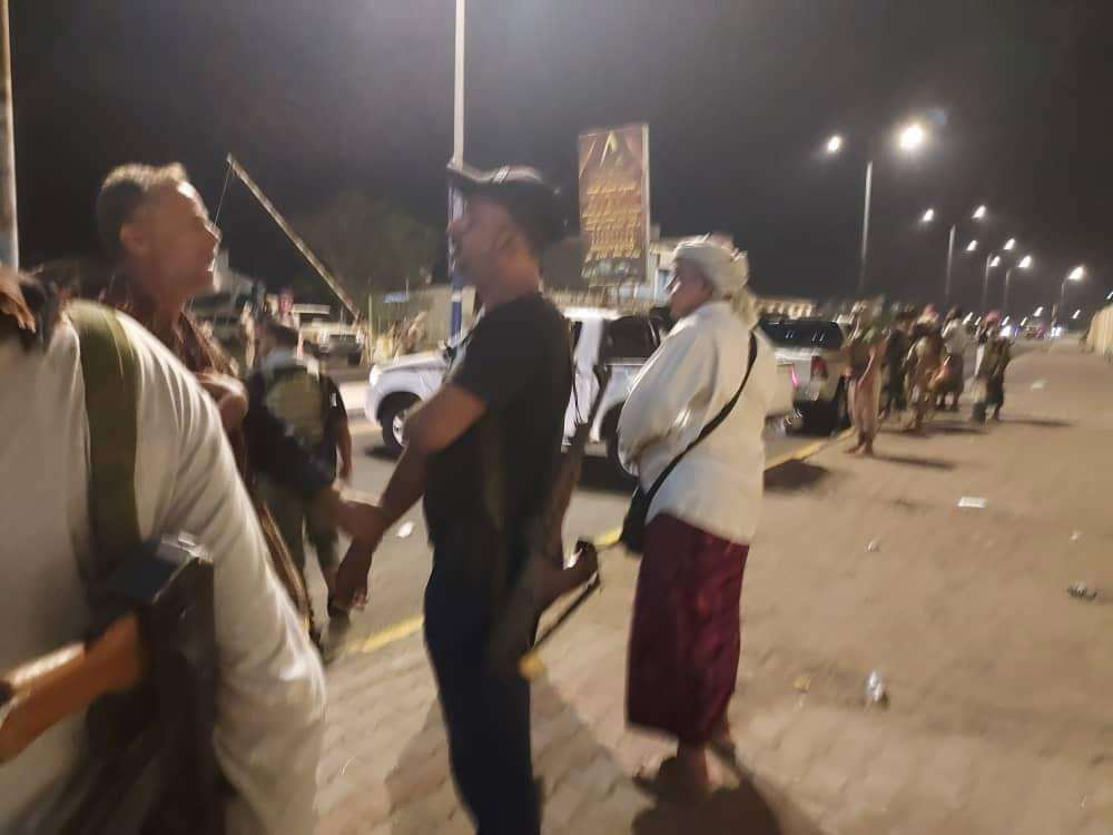 عاجل:شاهد اول الصور لانتشار مسلحين قبليين في عدن عقب اعتداء قائد امني على مالك محل