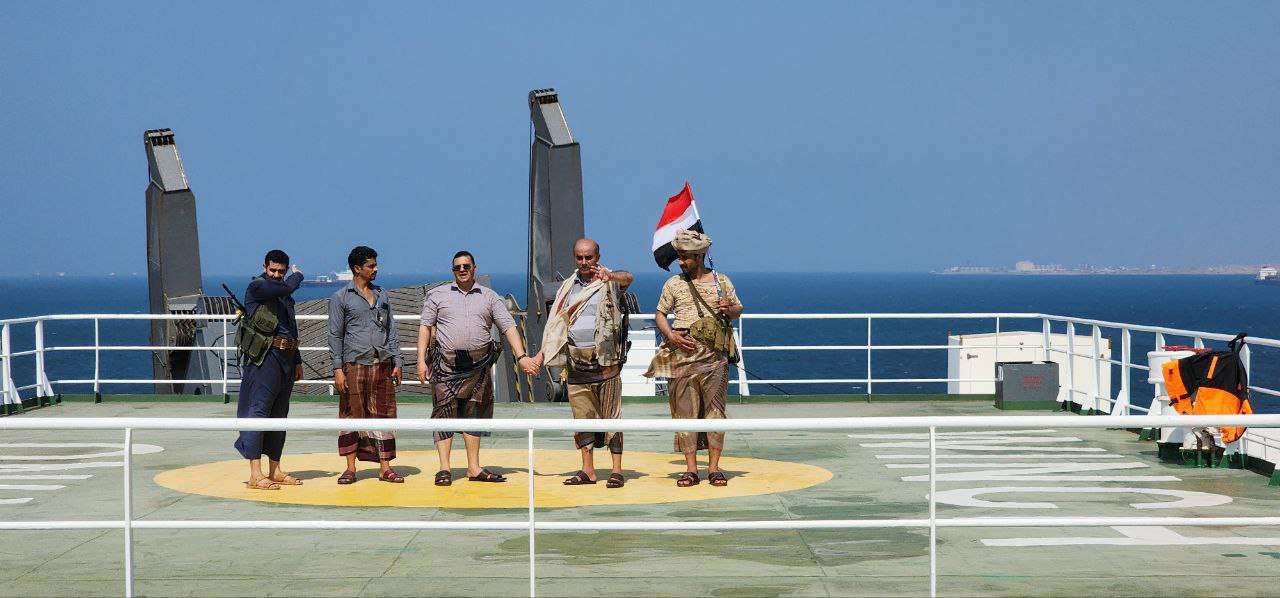 مذيع يكشف امر صادم وغير متوقع بشان اختطاف الحوثيين سفينة وعلاقتهم بهذه الدولة(ليست ايران)