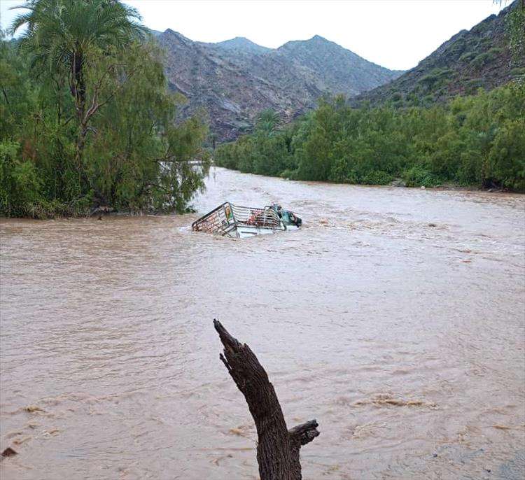 السيول تجرف سيارة مواطن وتتسبب بهذا الامر(صور)