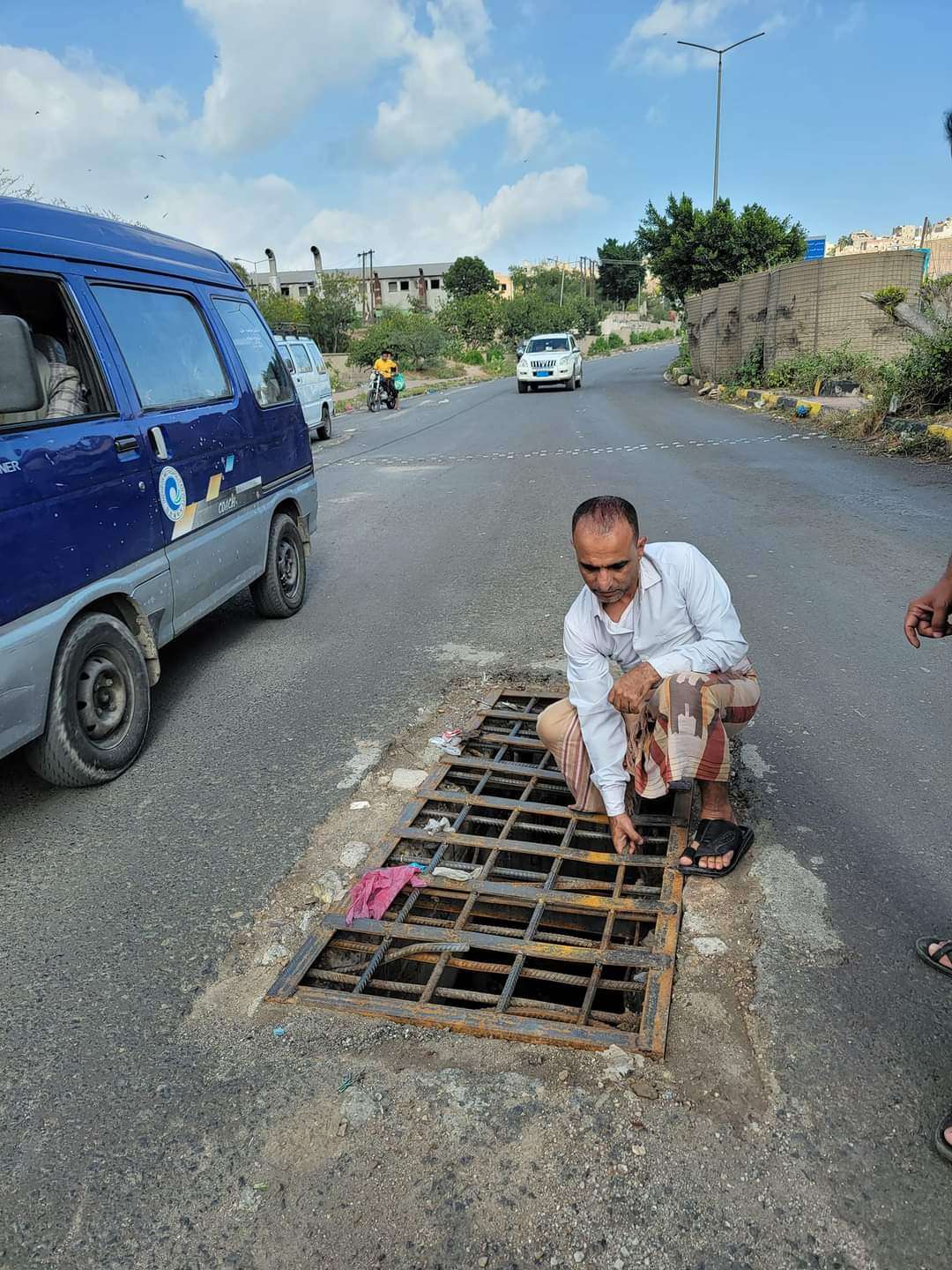 عقب مناشدات متكررة .. إغلاق حفرة هددت حياة الأهالي في تعز