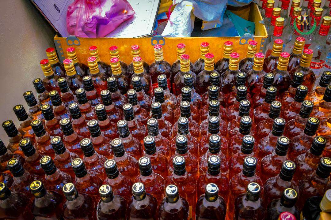 اتلاف كميات من الخمور الخارجية في عدن(صور)