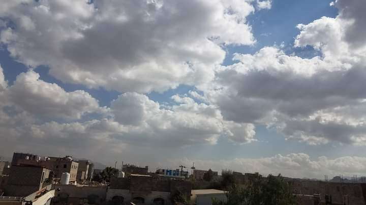بالصور.. الغيوم تغطي سماء صنعاء