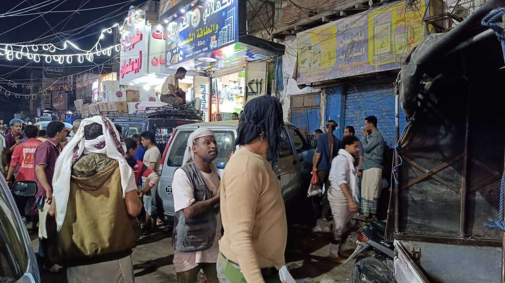 شاهد اول فيديو لعملية دهس مواطن داخل سوق في عدن(مروع)