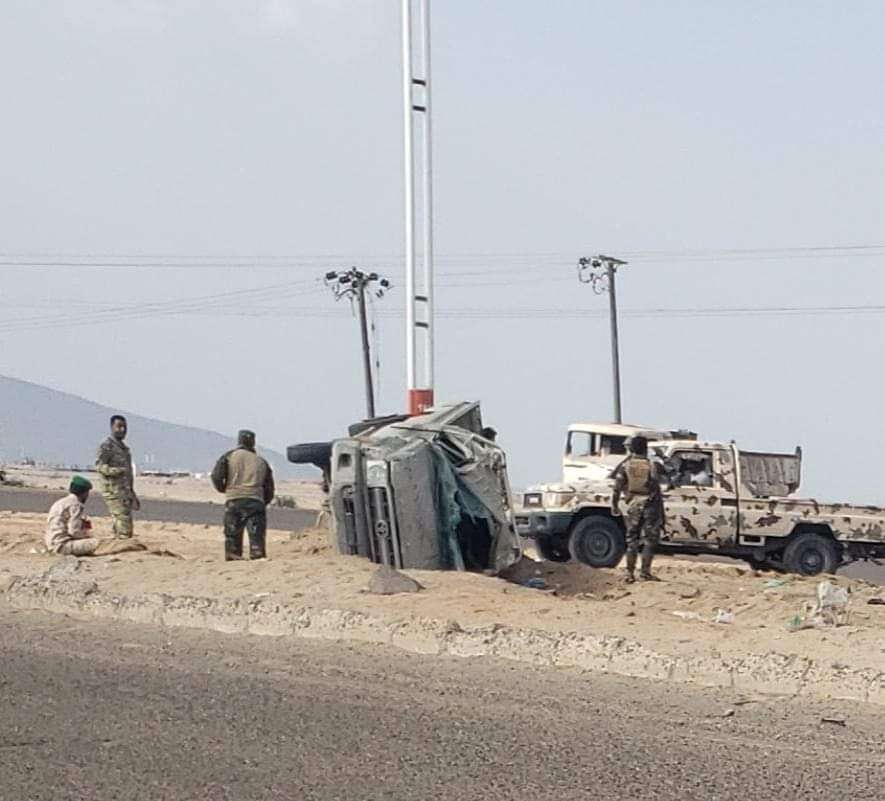طقم عسكري يتسبب بحادث مروري في عدن