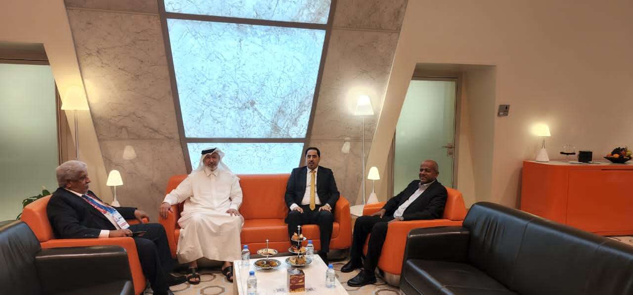 بدعوة رسمية وزير الشباب والرياضة يصل إلى العاصمة القطرية الدوحة