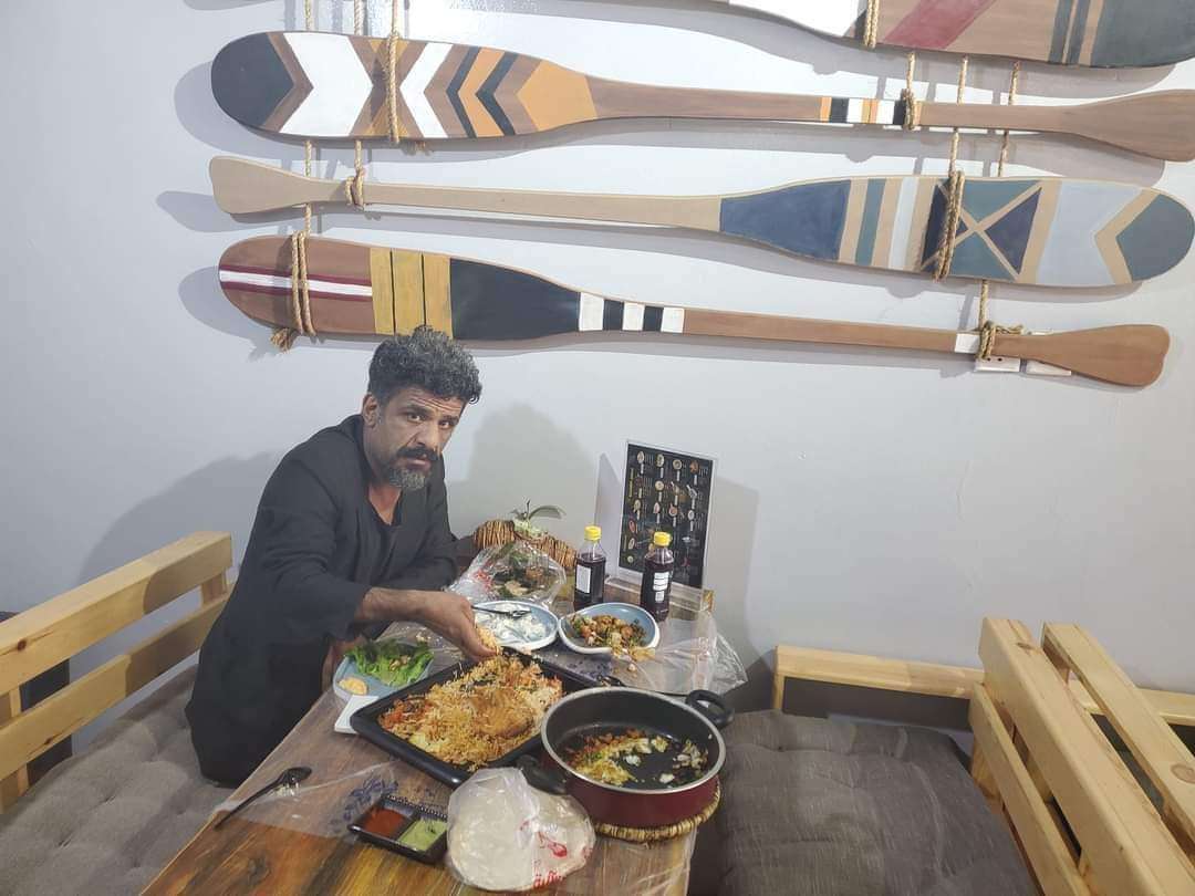 ماهي قصة مطعم الفلامنجو في صنعاء الذي تسبب اعلانه بجدل واسع النطاق عقب ظهور فنان شهير فيه؟